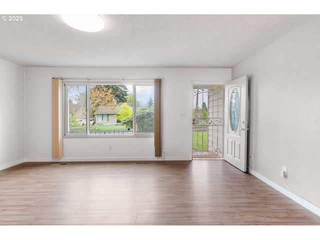 10525 Se MITCHELL St, Portland, OR 97266
