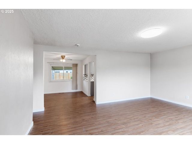 10525 Se MITCHELL St, Portland, OR 97266
