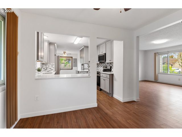 10525 Se MITCHELL St, Portland, OR 97266