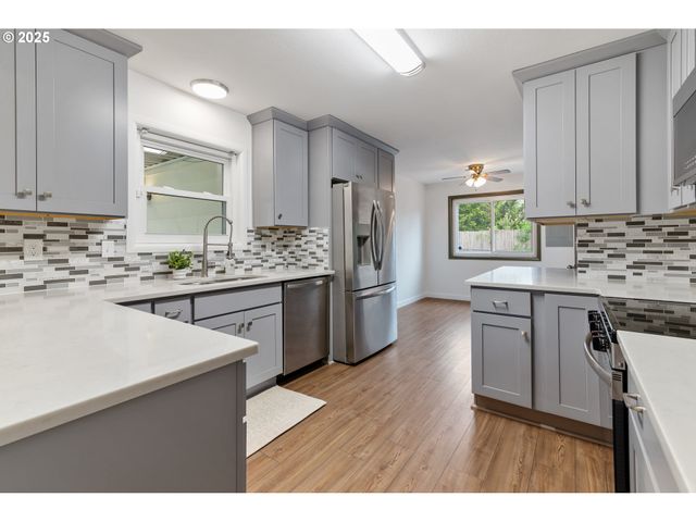 10525 Se MITCHELL St, Portland, OR 97266