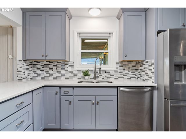 10525 Se MITCHELL St, Portland, OR 97266