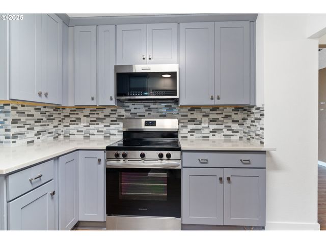 10525 Se MITCHELL St, Portland, OR 97266
