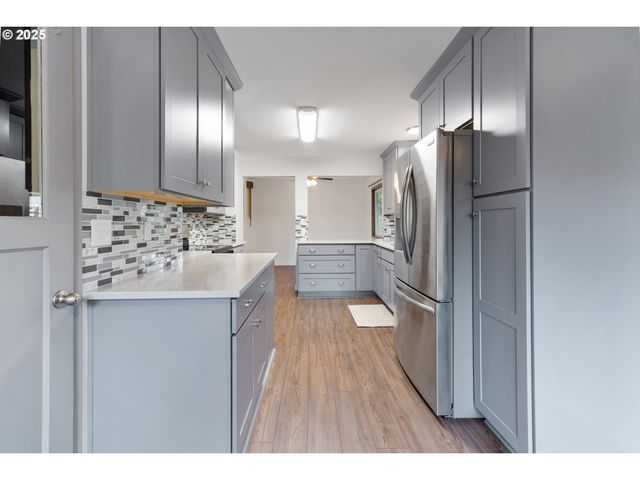 10525 Se MITCHELL St, Portland, OR 97266