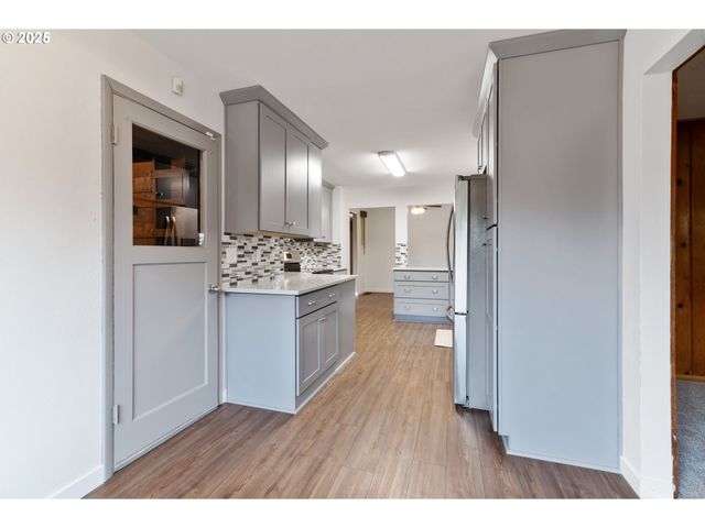 10525 Se MITCHELL St, Portland, OR 97266