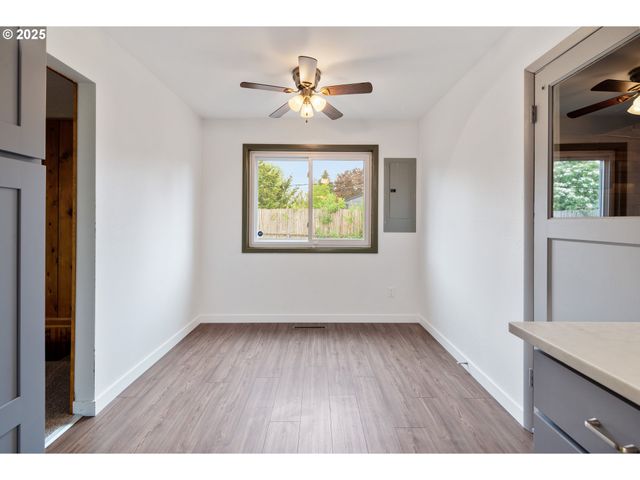 10525 Se MITCHELL St, Portland, OR 97266