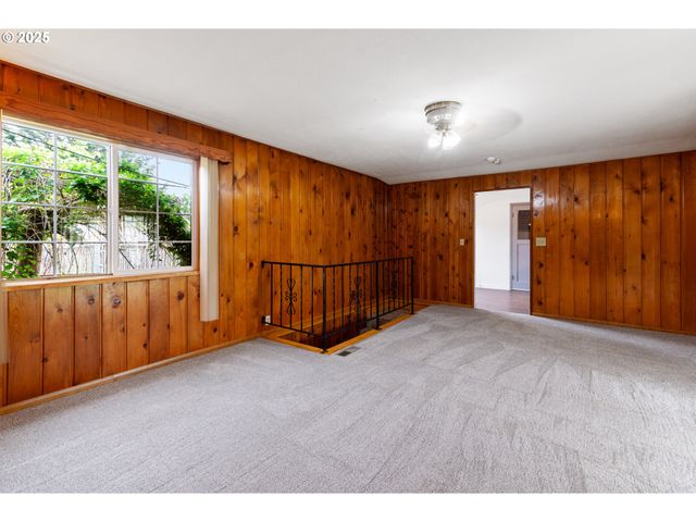 10525 Se MITCHELL St, Portland, OR 97266