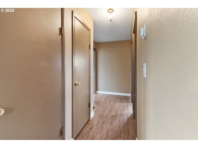10525 Se MITCHELL St, Portland, OR 97266