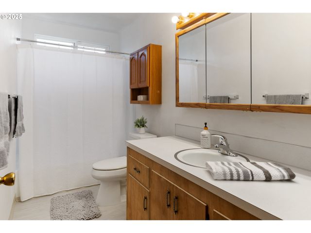 10525 Se MITCHELL St, Portland, OR 97266