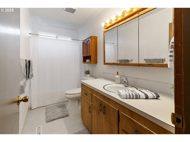 10525 Se MITCHELL St, Portland, OR 97266