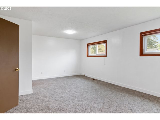 10525 Se MITCHELL St, Portland, OR 97266