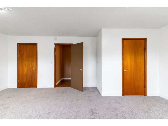 10525 Se MITCHELL St, Portland, OR 97266