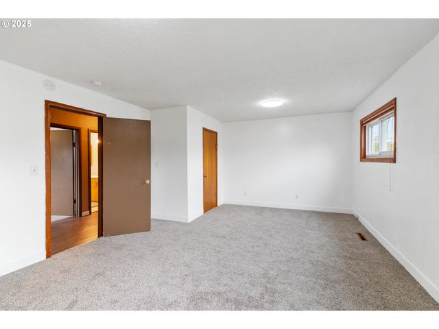 10525 Se MITCHELL St, Portland, OR 97266