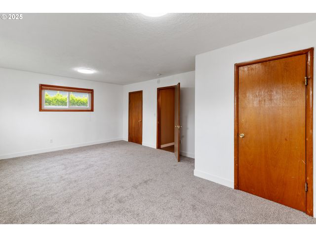 10525 Se MITCHELL St, Portland, OR 97266