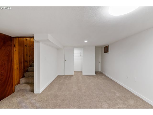 10525 Se MITCHELL St, Portland, OR 97266