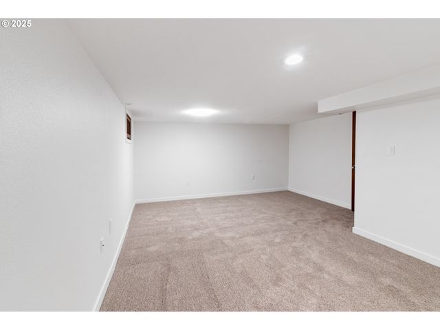 10525 Se MITCHELL St, Portland, OR 97266