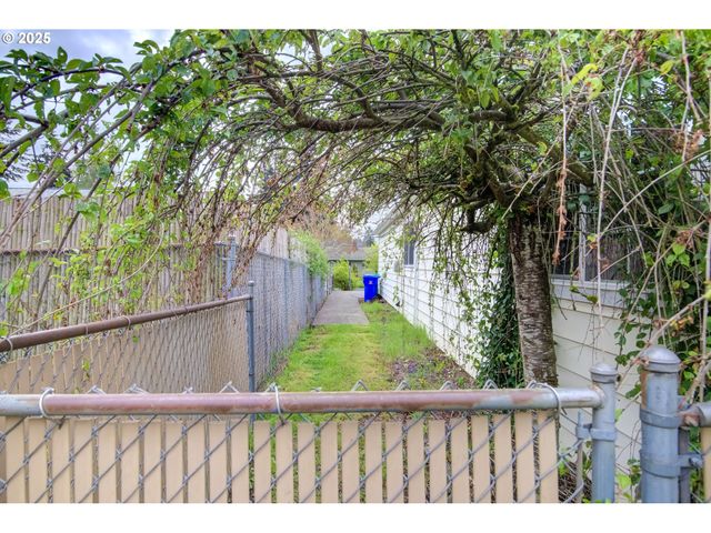 10525 Se MITCHELL St, Portland, OR 97266