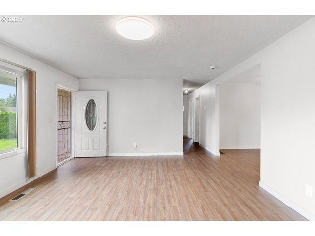10525 Se MITCHELL St, Portland, OR 97266