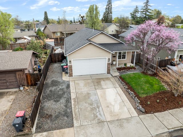 962 Crest Drive, Central Point, OR 97502