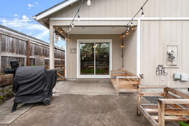 962 Crest Drive, Central Point, OR 97502