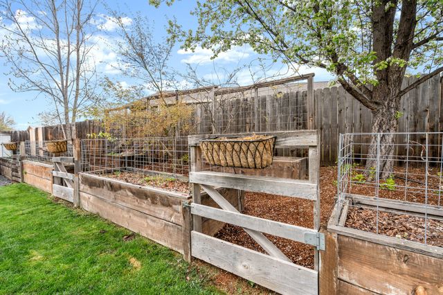 962 Crest Drive, Central Point, OR 97502