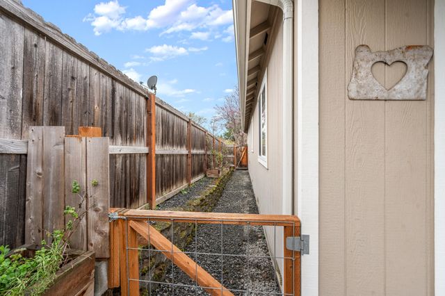 962 Crest Drive, Central Point, OR 97502