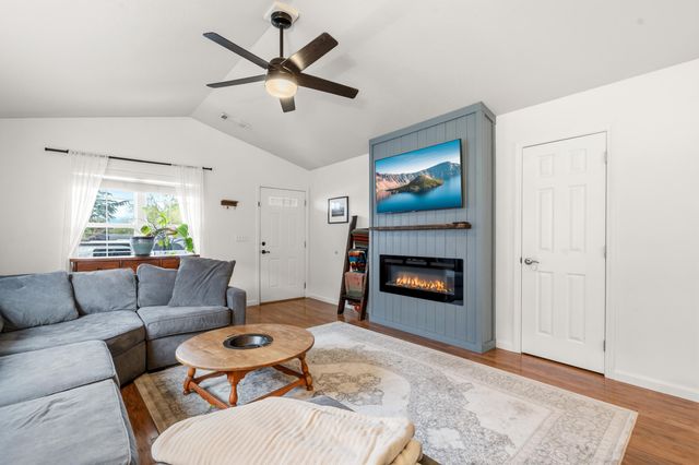 962 Crest Drive, Central Point, OR 97502