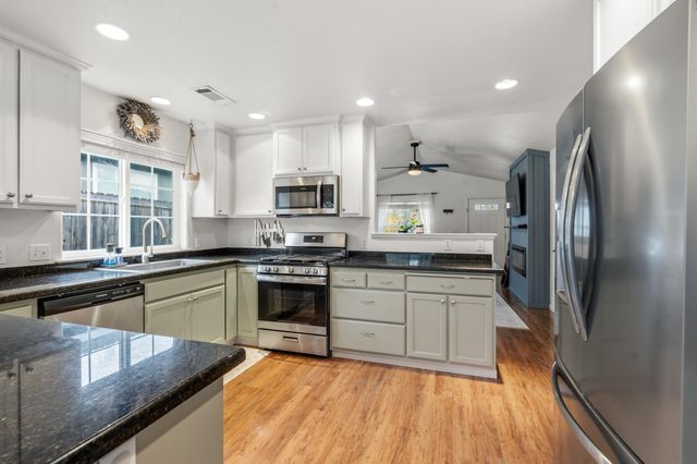 962 Crest Drive, Central Point, OR 97502