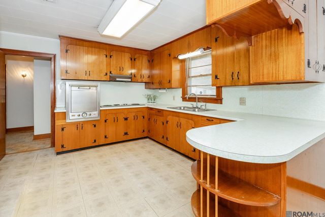 819 Ave F, Port Allen, LA 70767