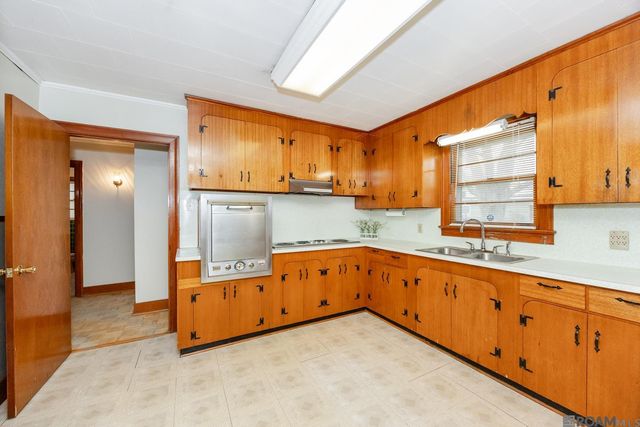 819 Ave F, Port Allen, LA 70767