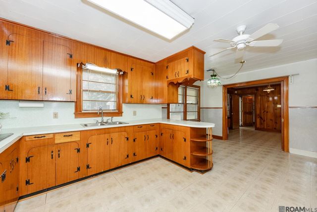 819 Ave F, Port Allen, LA 70767