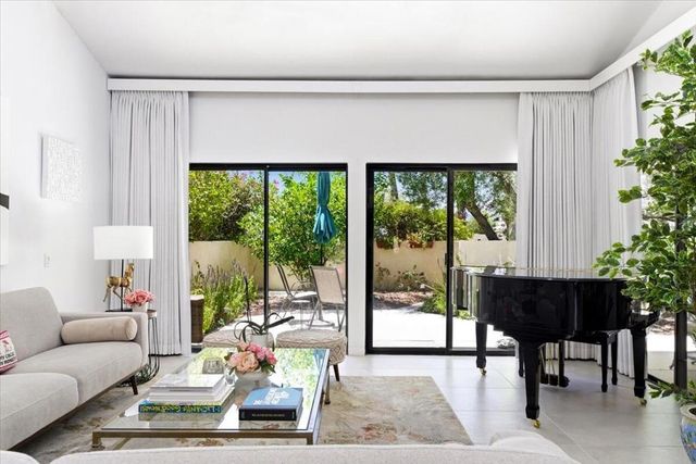 200 E Racquet Club Road 18, Palm Springs, CA 92262