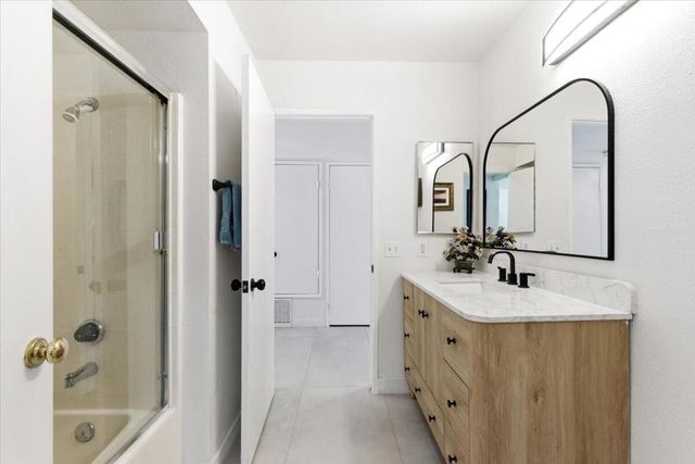 200 E Racquet Club Road 18, Palm Springs, CA 92262