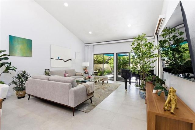200 E Racquet Club Road 18, Palm Springs, CA 92262