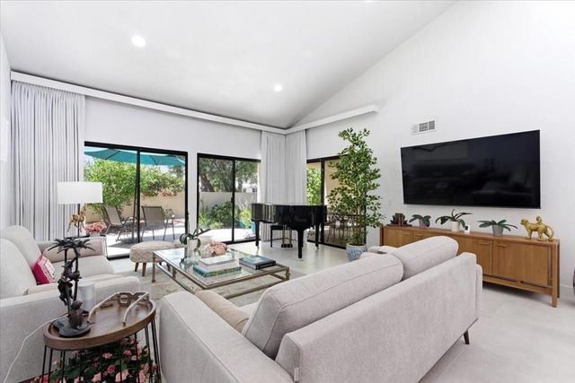 200 E Racquet Club Road 18, Palm Springs, CA 92262