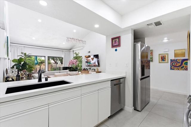 200 E Racquet Club Road 18, Palm Springs, CA 92262