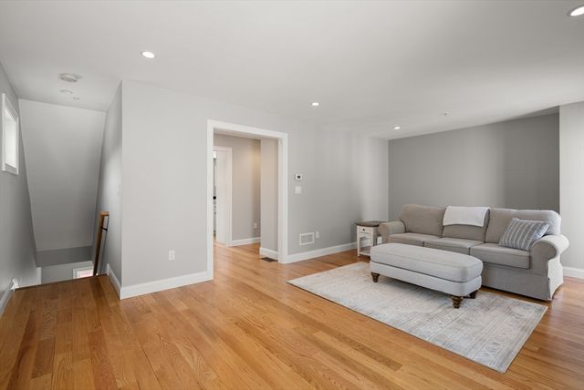 61 Valley St 1, Wakefield, MA 01880