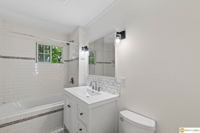 3340 Center Street, Omaha, NE 68105