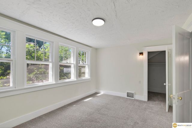 3340 Center Street, Omaha, NE 68105