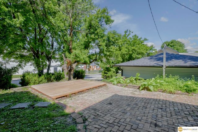 3340 Center Street, Omaha, NE 68105