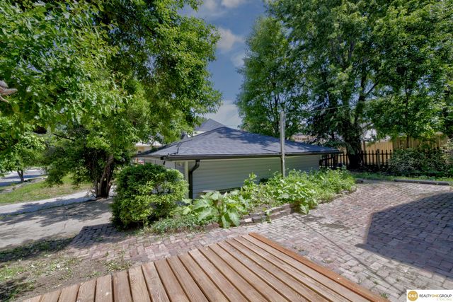 3340 Center Street, Omaha, NE 68105