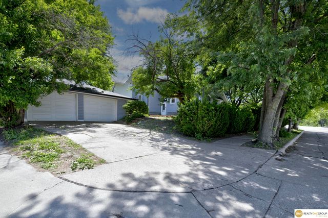 3340 Center Street, Omaha, NE 68105