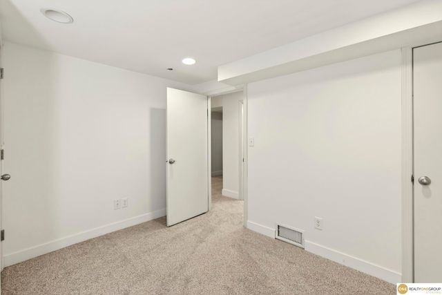 3340 Center Street, Omaha, NE 68105