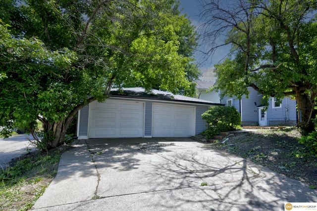 3340 Center Street, Omaha, NE 68105