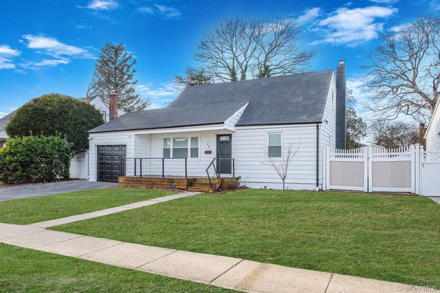 73 Midwood Avenue, Farmingdale, NY 11735