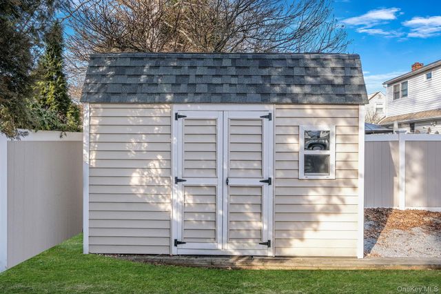 73 Midwood Avenue, Farmingdale, NY 11735