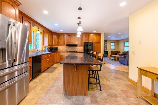 434 Batchelor St, Granby, MA 01033