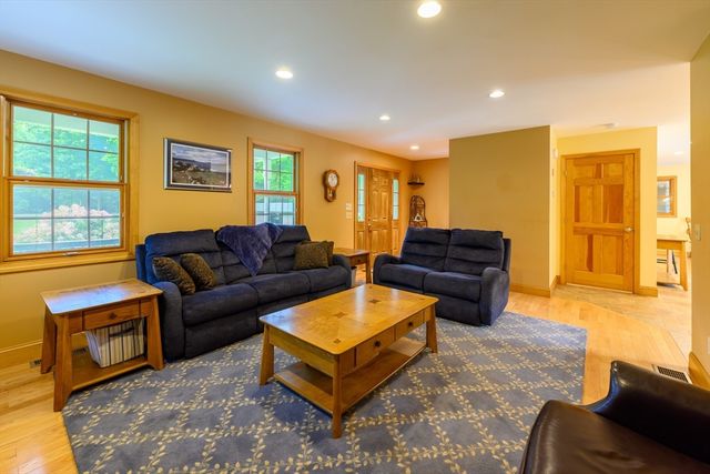 434 Batchelor St, Granby, MA 01033