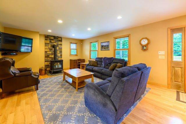 434 Batchelor St, Granby, MA 01033