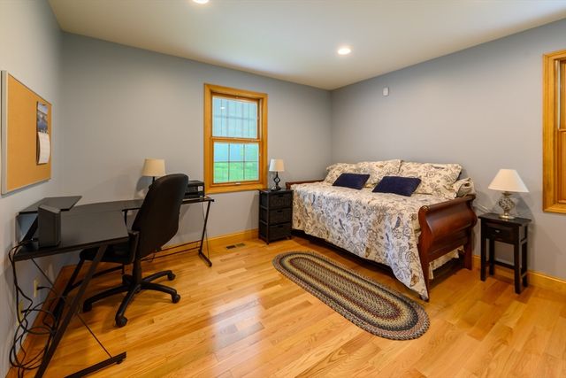 434 Batchelor St, Granby, MA 01033