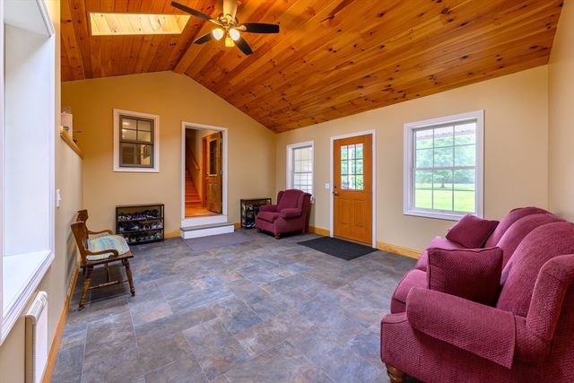 434 Batchelor St, Granby, MA 01033
